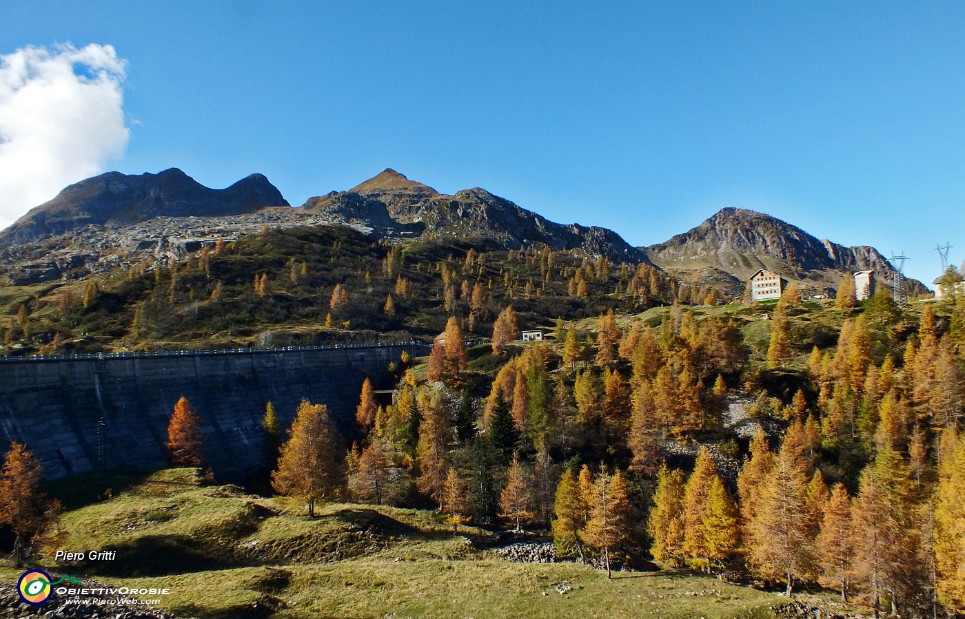 25 Diga e rif. Laghi Gemelli.JPG